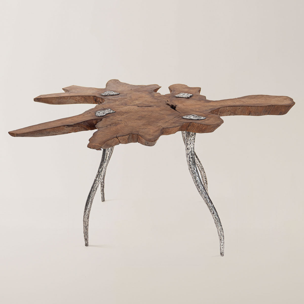  Einzigartiger handgefertigter Tisch aus Teakholz, dessen Oberfläche organische, unregelmäßige Formen aufweist, mit geschwungenen Beinen aus geschweißtem Metall, die ein kunstvolles Design haben.