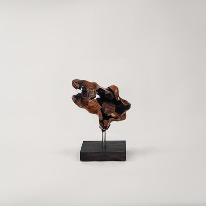 Handgefertigte Teakholz Skulptur auf Sockel – moderne Dekofigur mit organischer Form für stilvolle Wohnräume