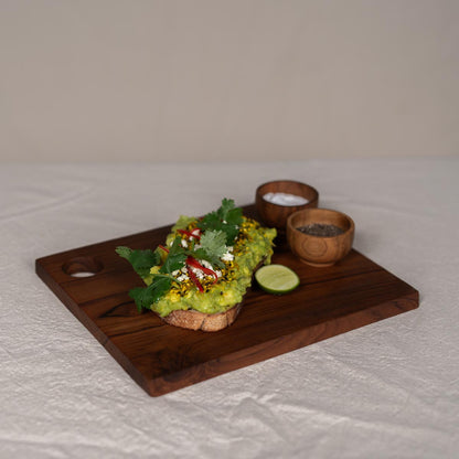 Kleines handgefertigtes Teakholz-Bettchen – dekoratives Holztablett ca. 25x22x1,5 cm  mit Avocadotoast und Gewürzschalen