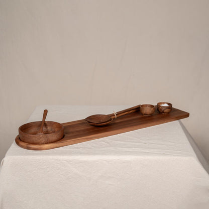 Handgefertigtes Teakholzbrett mit Loch – langes Schneide- & Servierbrett ca. 70x18x1,5 cm im rustikalen Design mit Salatbesteck und Gewürzschalen