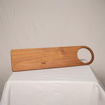 Handgefertigtes Teakholzbrett mit Loch – langes Schneide- & Servierbrett ca. 70x18x1,5 cm im rustikalen Design in Vollansicht