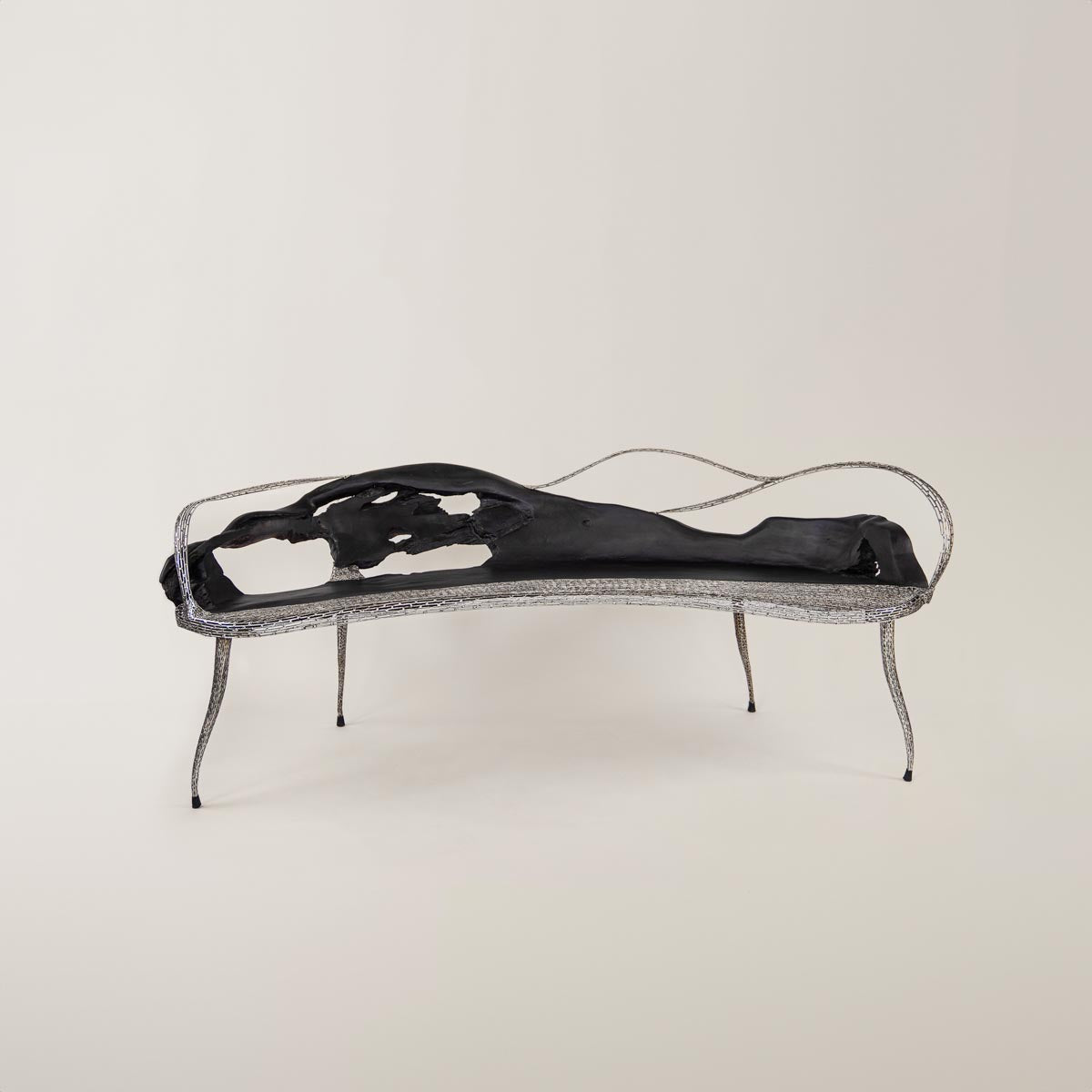 Exklusive Teakholz Longbench in Schwarz – handgefertigte Designerbank mit Stahlgestell. Stilvoll, robust & einzigartig für modernes Wohnen.