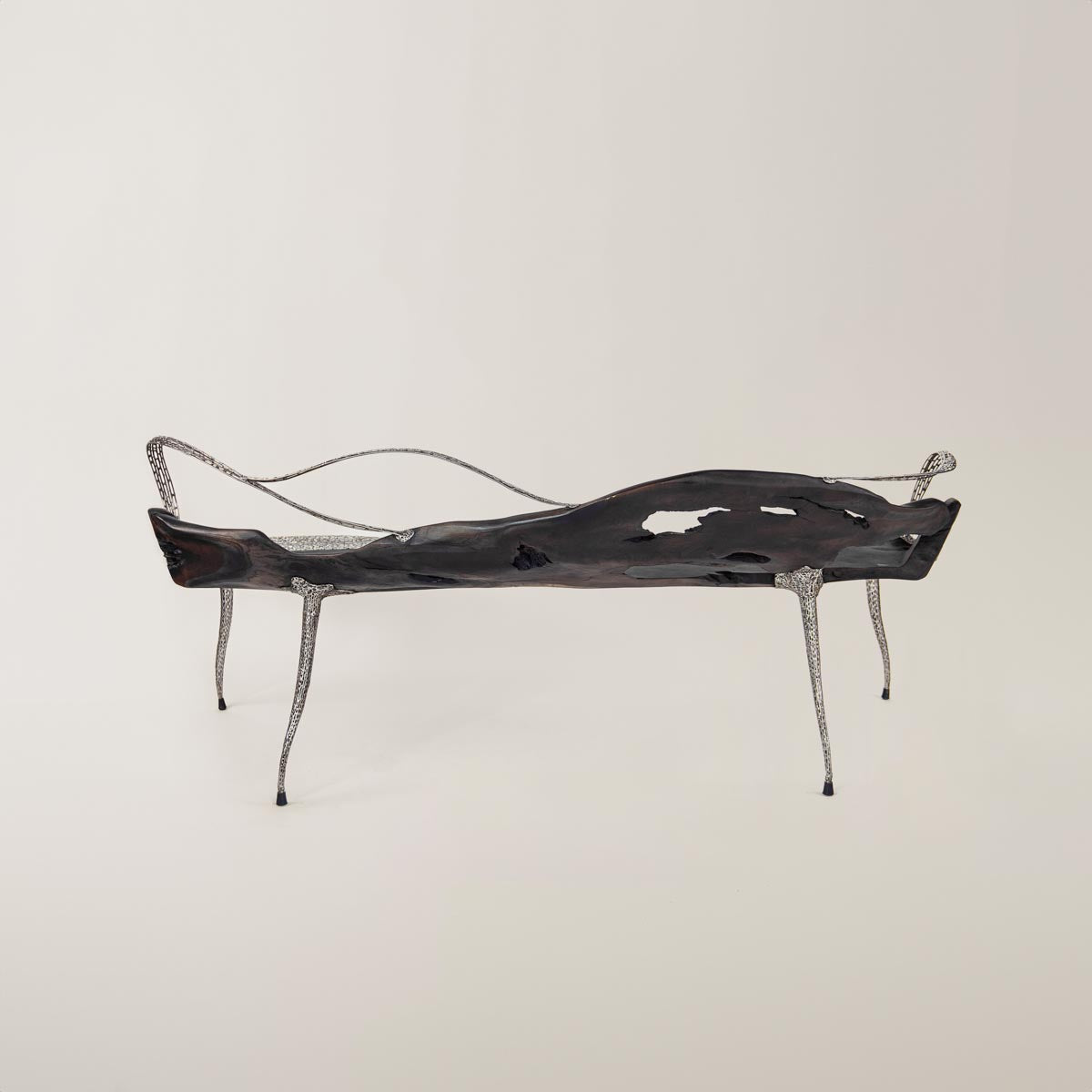 Schwarze Teakholz Designerbank mit Stahlgestell – stilvolle Longbench als einzigartiges Wohnaccessoire