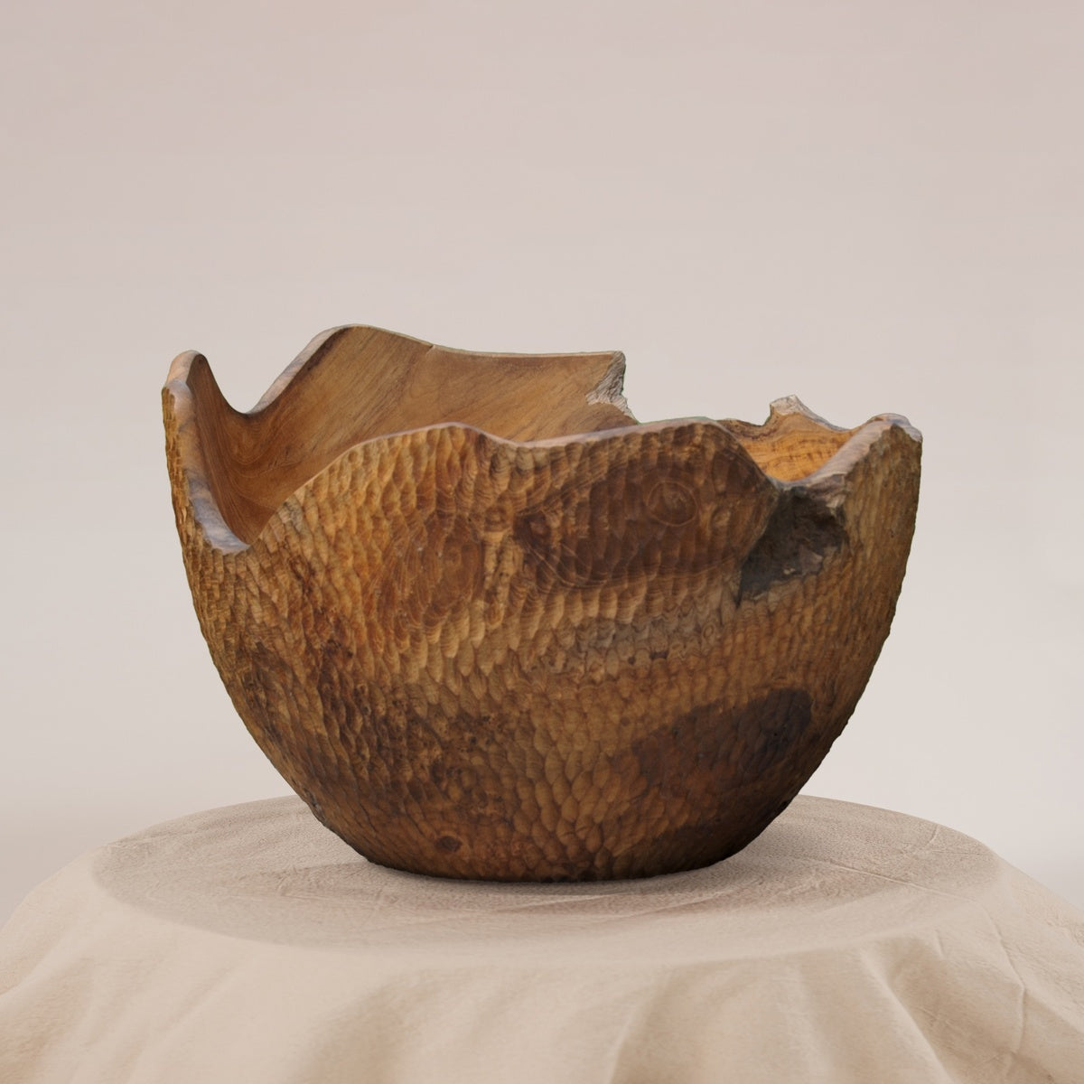 Handgefertigte, große Teakholz-Schale von INDOO.art, 30cm Durchmesser, mit rustikaler Oberfläche und natürlicher Holzmaserung – beeindruckendes Dekorelement für moderne und naturverbundene Wohnräume.