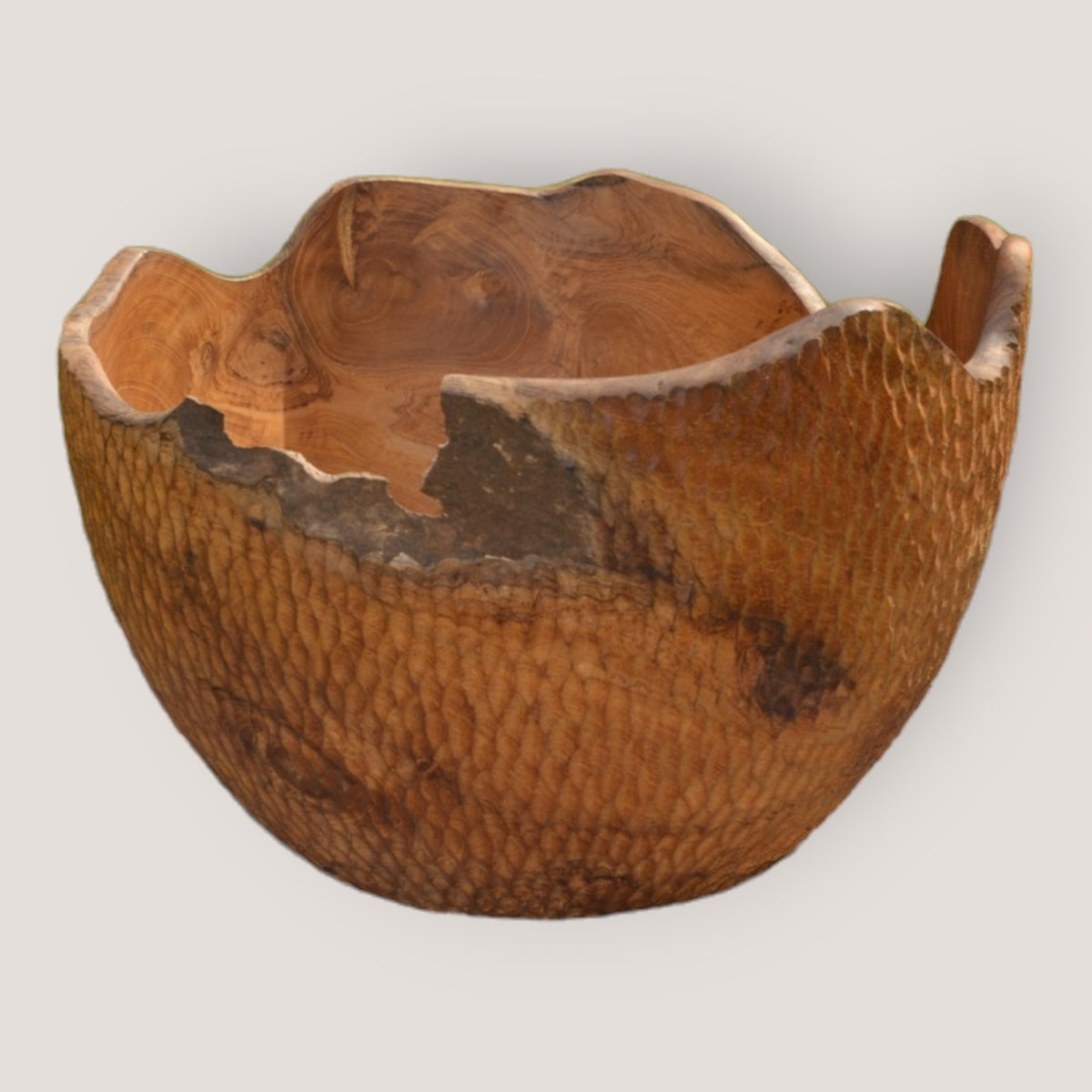 Große handgefertigte Teakholz-Schale von INDOO.art mit 30 cm Durchmesser. Rustikale Oberfläche und natürliche Maserung – ein beeindruckendes Dekorstück für moderne, naturverbundene Wohnräume.